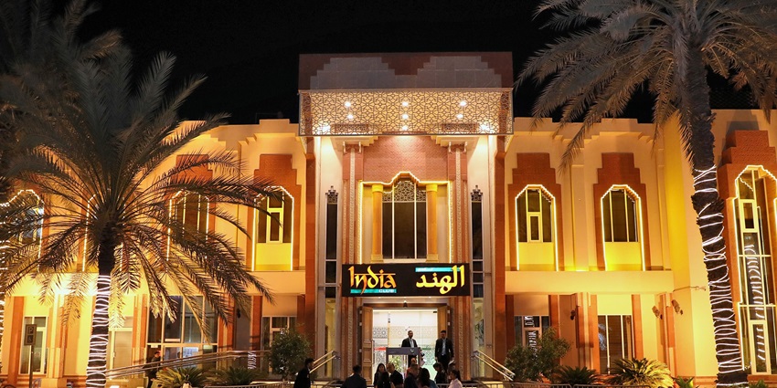 A picture of a club in Dubai during nighttime with palm trees in front. One of the best things to enjoy nightlife in Dubai for singles