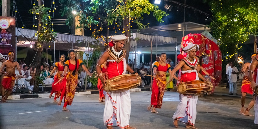 Live traditional performances and diverse artists make up the Colombo Music Festival