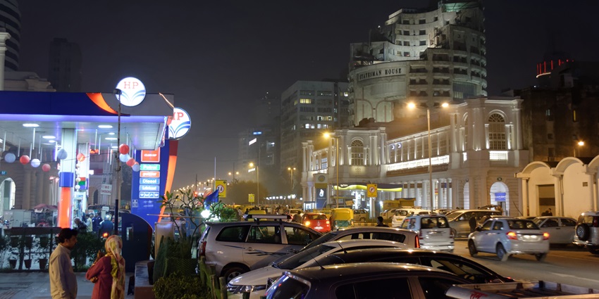 Snapshot of the Connaught Place taken during the evening time near the busy street