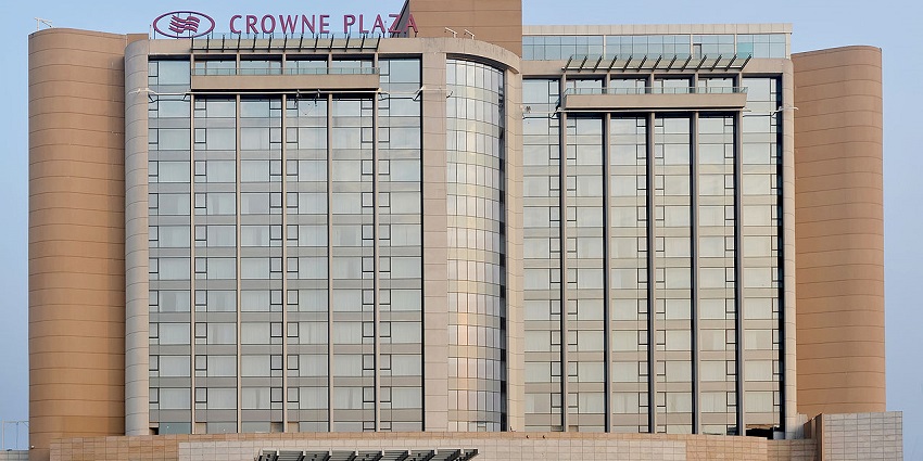 Guests can enjoy the unlimited beverage selection, live band music and dinner banquets here.