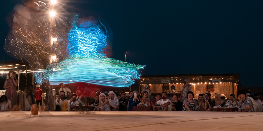 You can enjoy the cultural dance of people residing amidst the desert safari in Dubai.