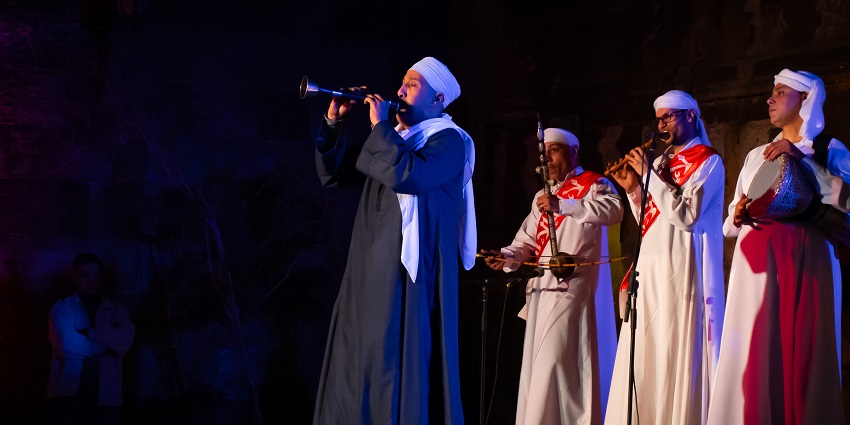 Belly dancing, dance shows and live music incorporate cultural performances.