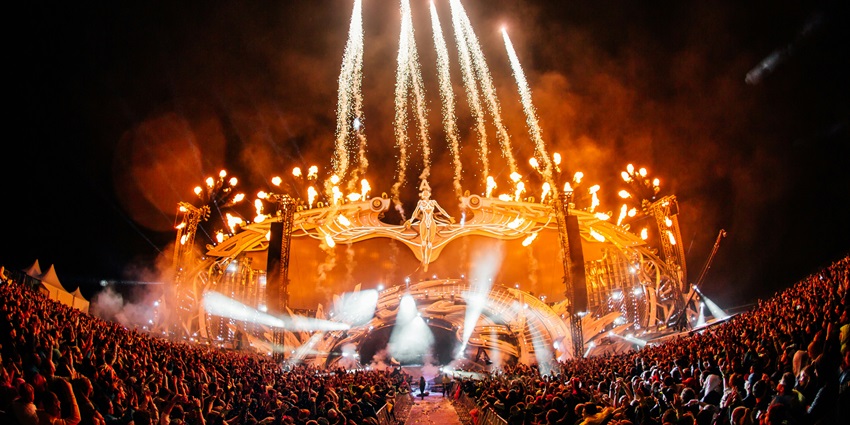 Da Nang hosts an annual International Fireworks Festival coinciding with New Year's Eve.