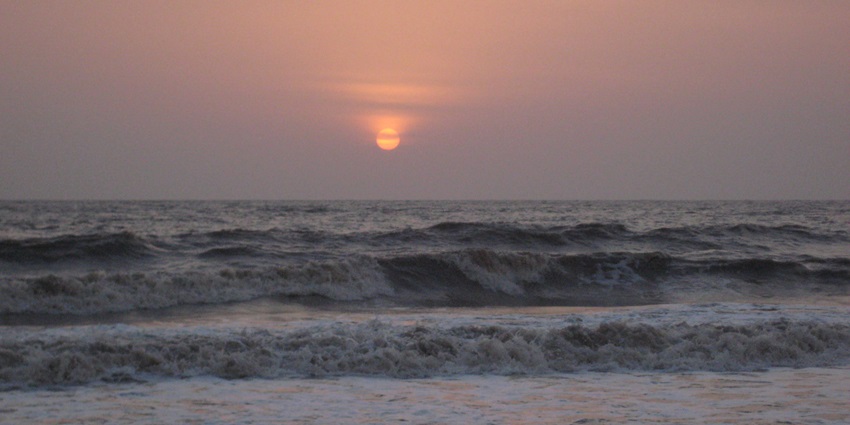 Dahanu Beach, one of the places to visit near Silvassa, offers mesmerising sunset views.
