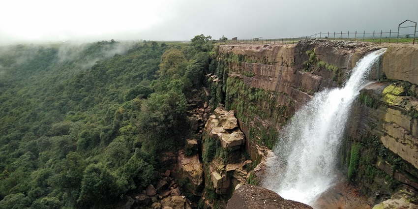 Dainthlen Falls is one of the popular Sohra waterfalls due to their great height & beauty.