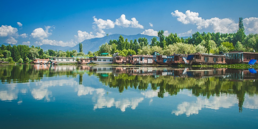 Enjoy a Shikara ride to reach the Dal Lake Floating Market for shopping in Kashmir