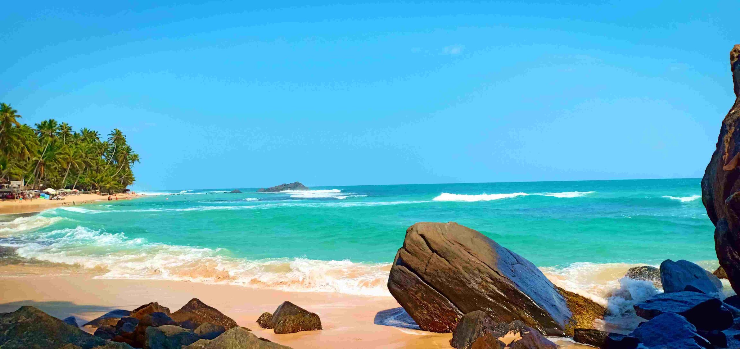 Dalawella lies in the proximity of Unawatuna, between Mirissa and Unawatuna in the region.