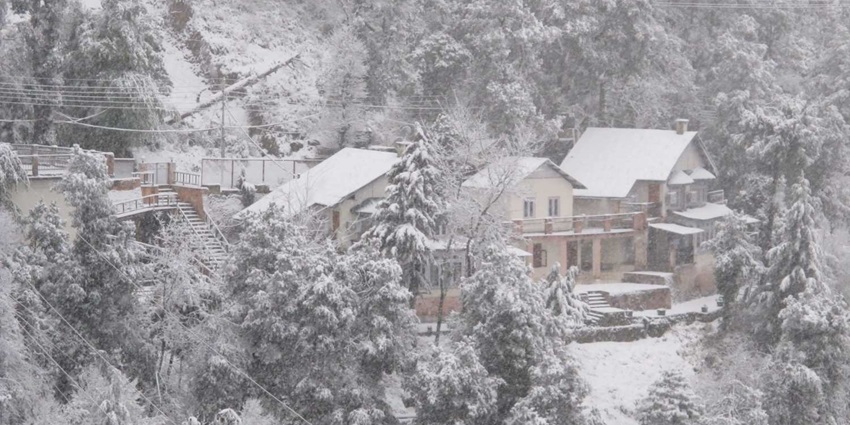 Snow-covered houses in Dalhousie during Winters