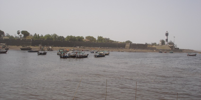 Daman Ganga Tourist Complex is a perfect place to go for a picnic with family and friends.