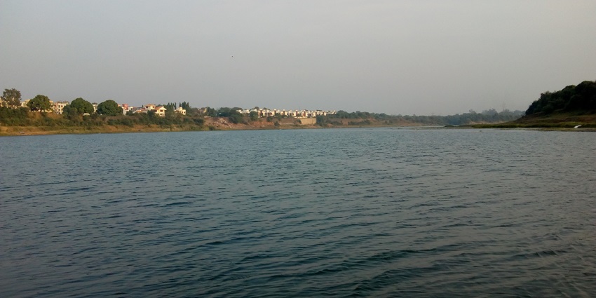Daman Ganga Tourist Complex offers scenic view of the river and people can take a stroll.