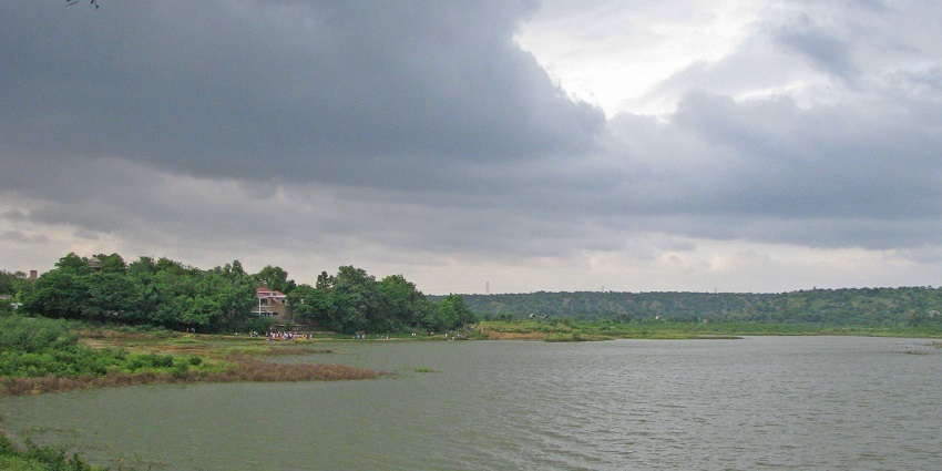 Damdama Lake is one of the tourist places in Delhi NCR where you can take in the serene surroundings