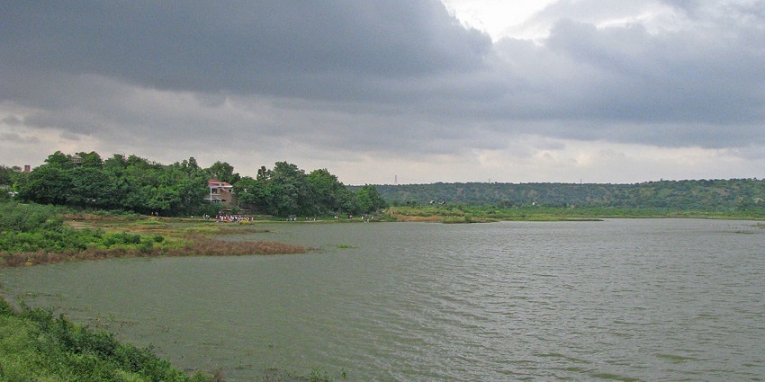 Damdama Lake offers a wide range of adventure activities like zip lining and rock climbing.