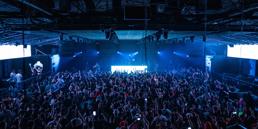 Dancing the night away at a nightclub is one of the things to do in Delhi at night.