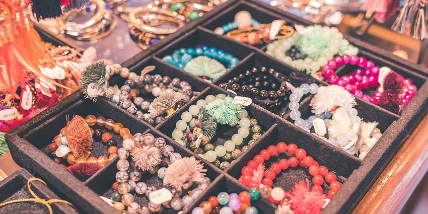 Shopping at Dariba Kalan is one of the best things to do in Chandni Chowk Delhi.