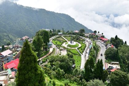 Hill stations in Darjeeling attracts tourists due to its tranquillity and spectacular landscapes.