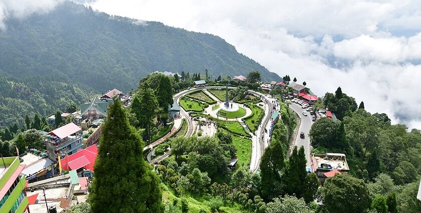 Hill stations in Darjeeling attracts tourists due to its tranquillity and spectacular landscapes.