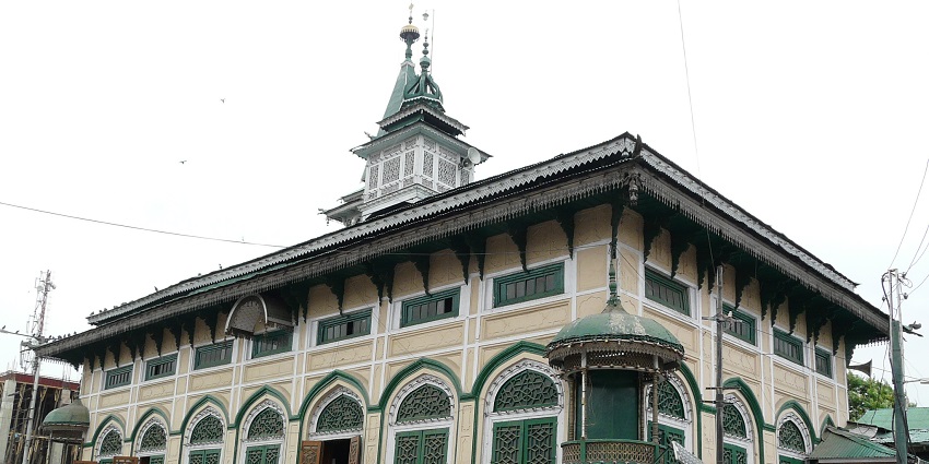 Dastgeer Sahib belongs to a Sufi saint and has five beautiful tombs inside it