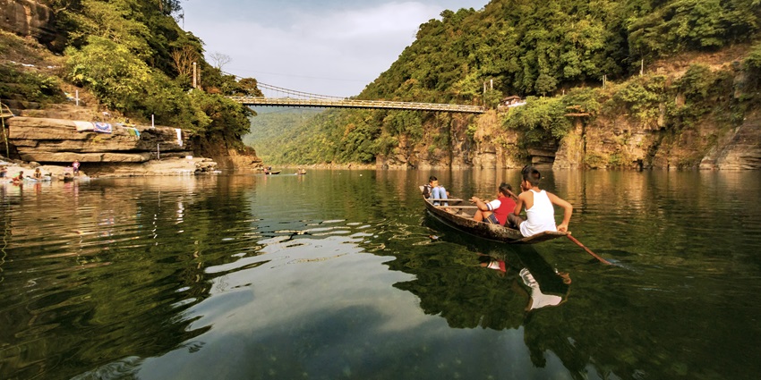 Dawki River has crystal-clear waters where adventure enthusiasts can indulge in kayaking.