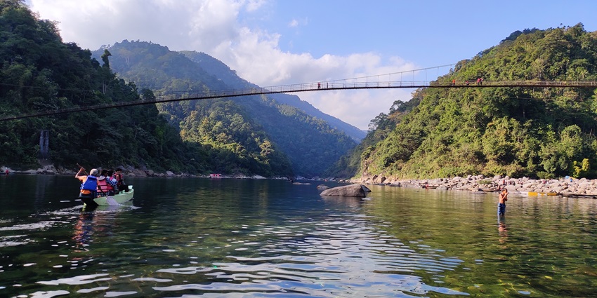 Dawki river’s tranquil atmosphere invites travellers who wish to stay away from the cacophony of modern life.