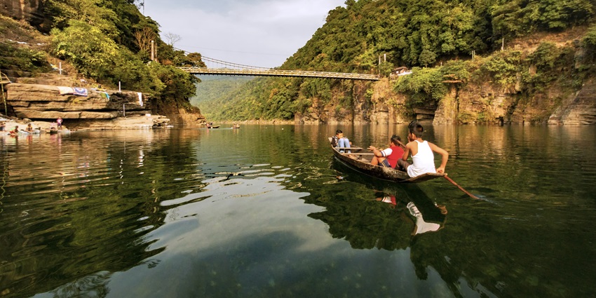 Beautiful Picture of Umngot River in Dawki—beautiful offbeat places in Meghalaya, India