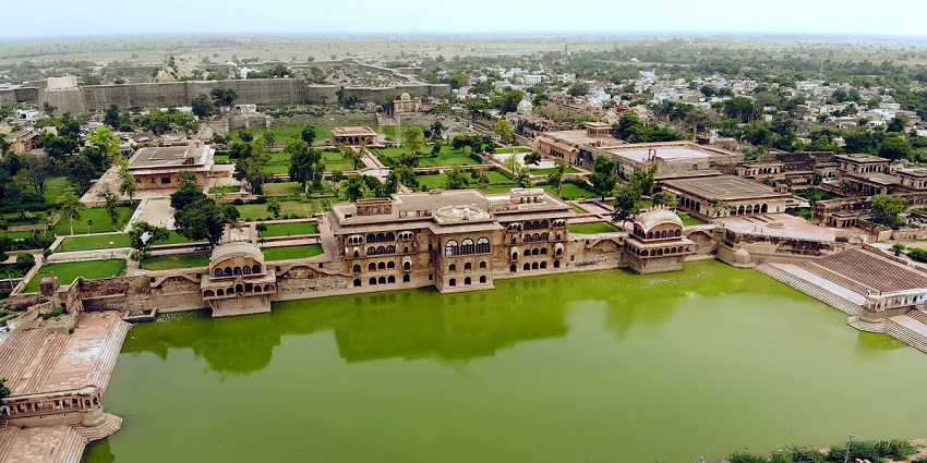 Deeg Palace is perfect for exploring intricate architecture and relaxing around beautiful landscapes.