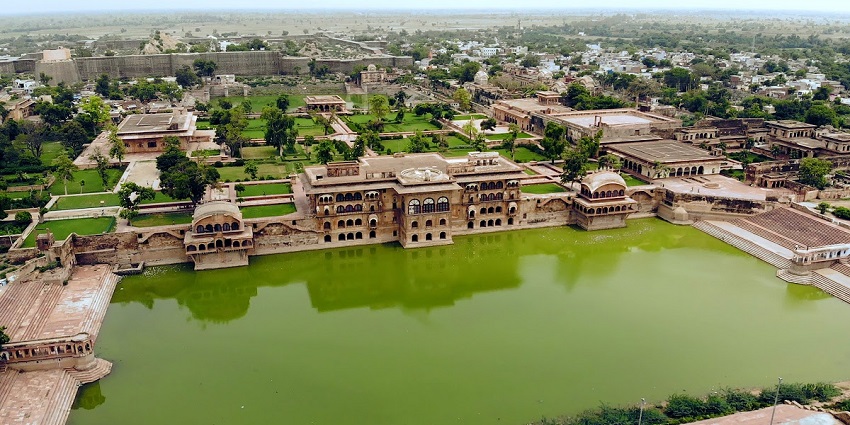 The list of places to visit near Delhi with family cannot be complete without Deeg which has the Deeg Palace.