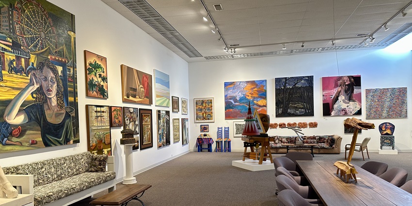 Beautiful picture from the inside of a contemporary art gallery full of amazing paintings