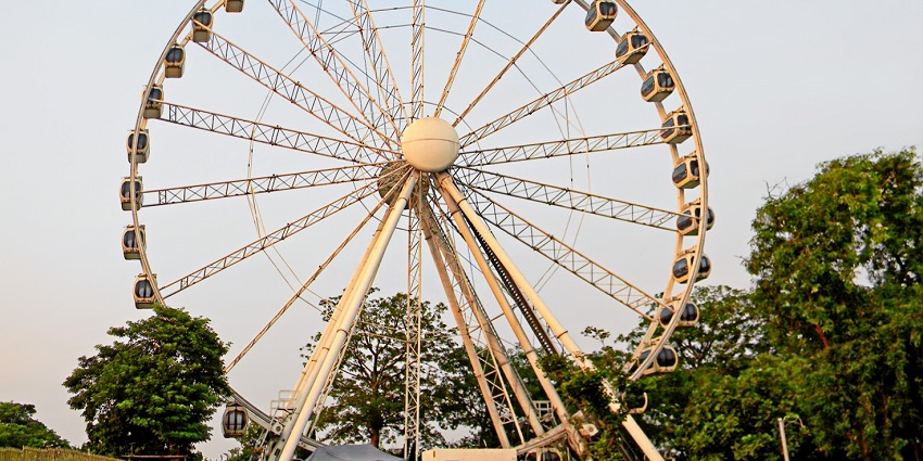 Delhi Eye is famous for being India's tallest ferris wheel and world’s fifth tallest one.