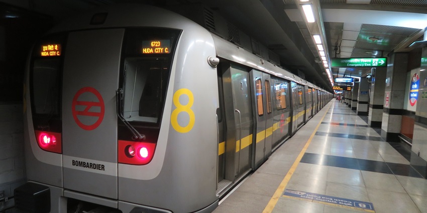 Image of the yellow line Delhi metro coming on the designated platform on time
