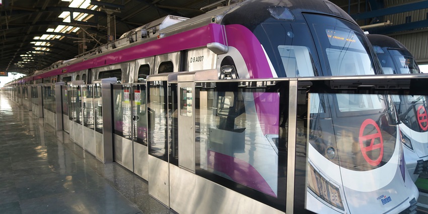 Snapshot of the Delhi metro taken from the front at the station–Rithala Metro