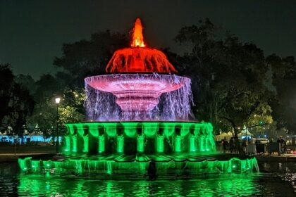 A breathtaking view of Delhi during the evening with a fountain with colourful lights.