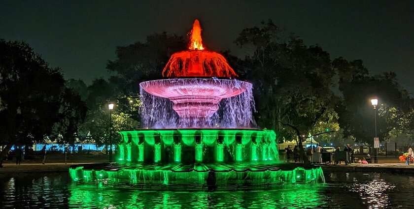 A breathtaking view of Delhi during the evening with a fountain with colourful lights.