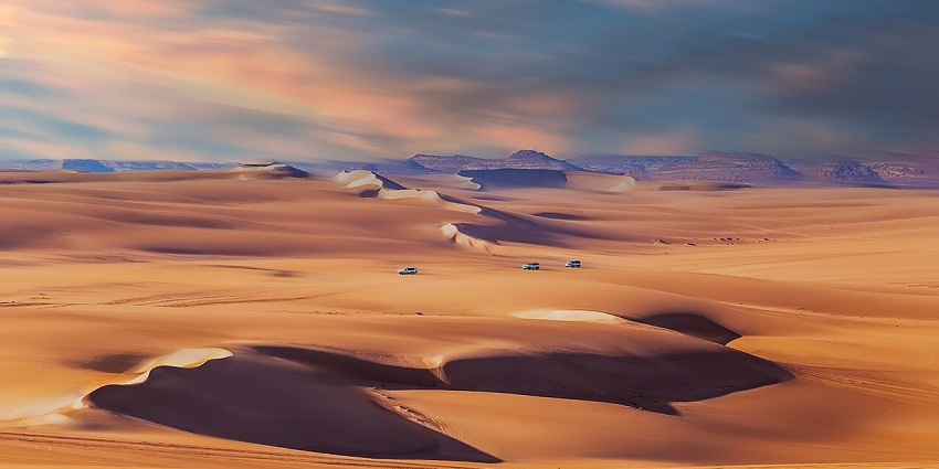 Desert safari dinners, with food and star stargazing, are amazing ways to enjoy Abu Dhabi nightlife.