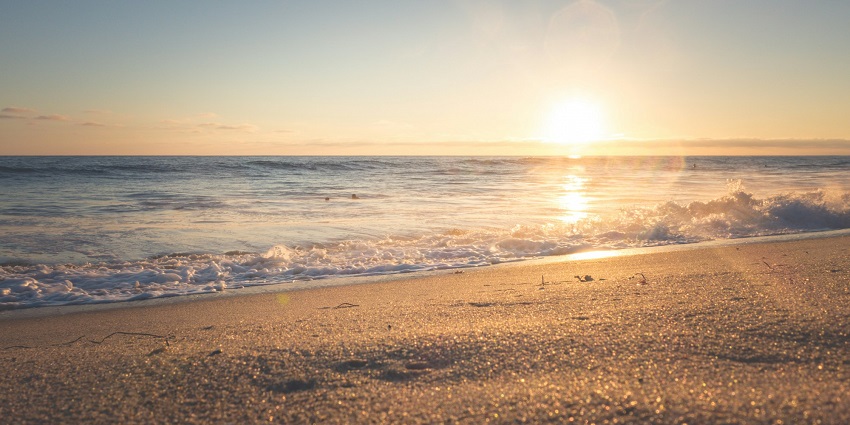 Devka Beach is one of the most popular tourist destinations near Moti Daman Fort.