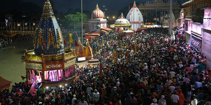 Devotees come in huge gatherings to seek blessings at the Thirumandhamkunnu Temple.