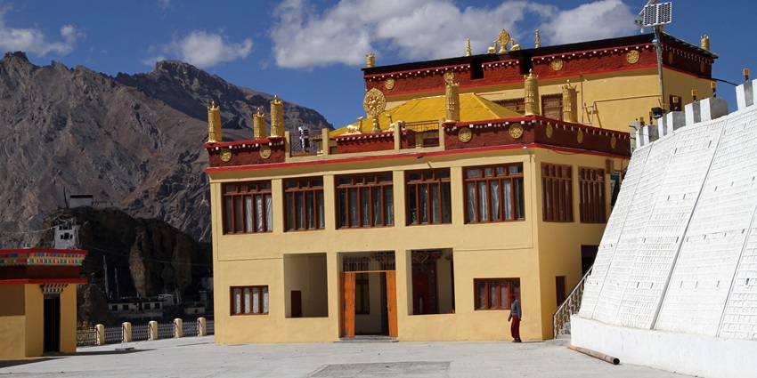 One of the best places to visit in Spiti is this monastery with breathtaking views of the Spiti Valley.