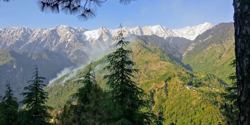 A picture of a scenic hill station in Himachal Pradesh with snow-capped mountains