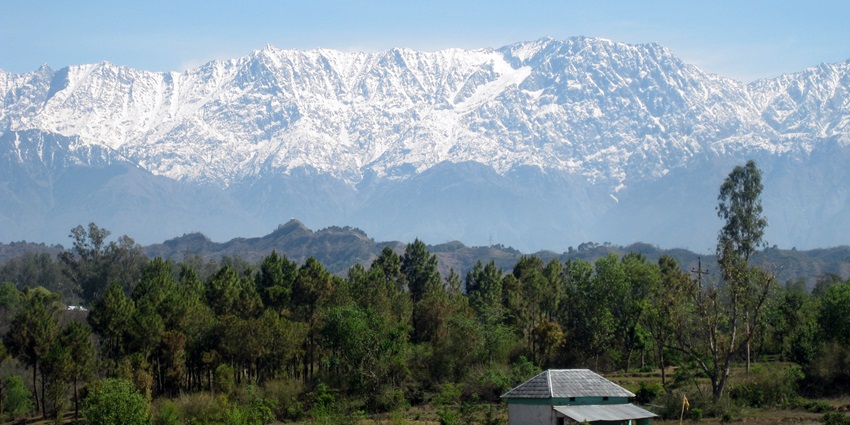 Image of a cottage in the laps of Dhauladhar ranges in the tranquil Kangra valley