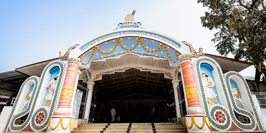 Dhekiakhowa Bornamghor is one of the best places to visit near Jorhat for spirituality