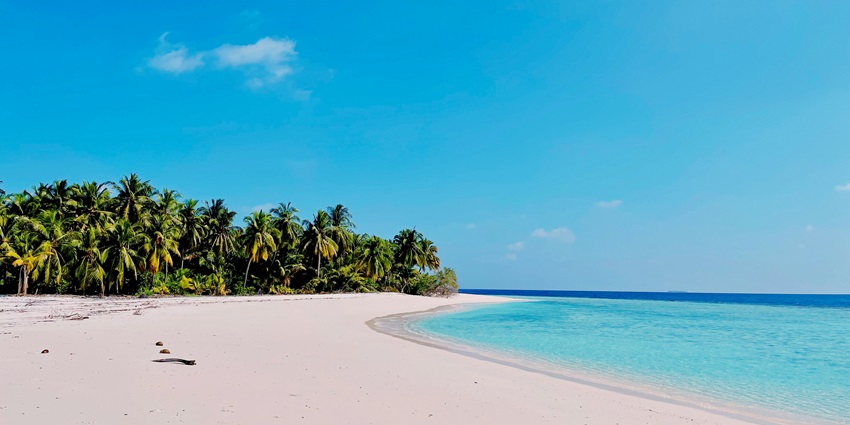 Dhidhdhoo is among the biggest water attractions that you must visit with your spouse.