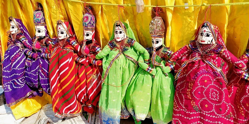 Dilli Haat is one of the famous places to visit near Hauz Khas to enjoy shopping.