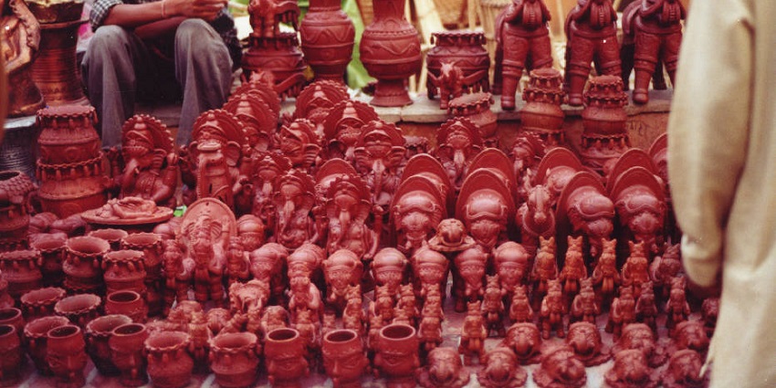 Among the things to see in Delhi with friends is Dilli Haat where you can found a colourful array of handicrafts
