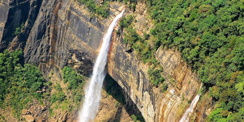 Discovering Nohkalikai Falls is one of the best things to do in Meghalaya for all.