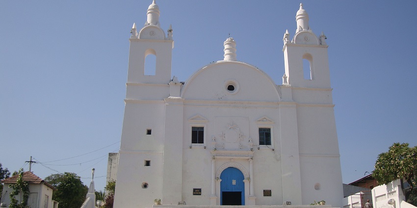 Front facade of Thomas Church with colonial architecture and symmetrical design.