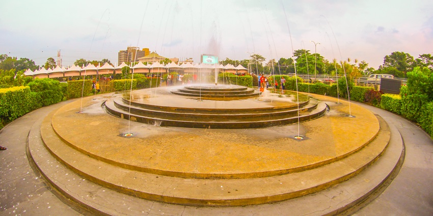 A view of a fountain on the sprawling grounds of Diyatha Uyana surrounded by greenery.