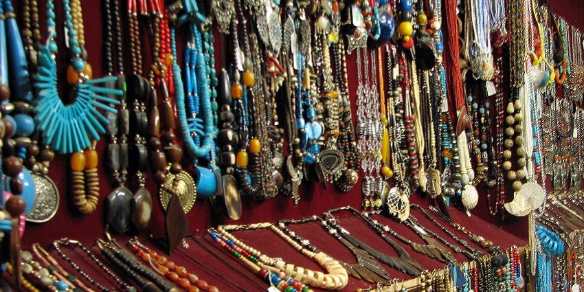 Doranda Market is one of the best shopping places in Ranchi for jewellery, bags, etc.