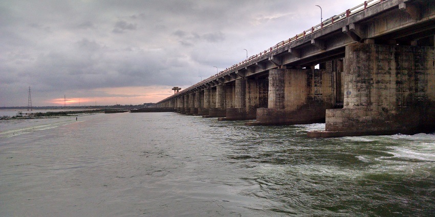 Dowleswaram Barrage is one of the popular tourist attractions near Guntupalli Caves.