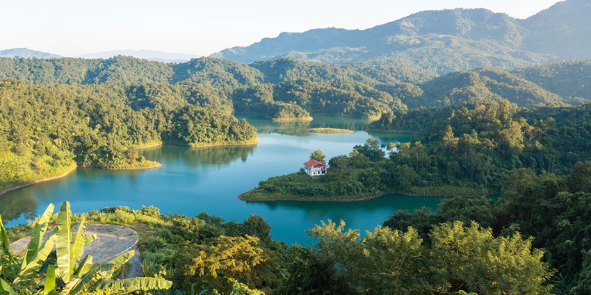This town houses the Lotha tribe and is popular fort the cultural Hornbill festival held nearby