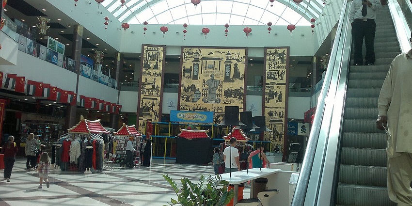 A picture of numerous stalls at a bustling mart famous for budget shopping in Dubai
