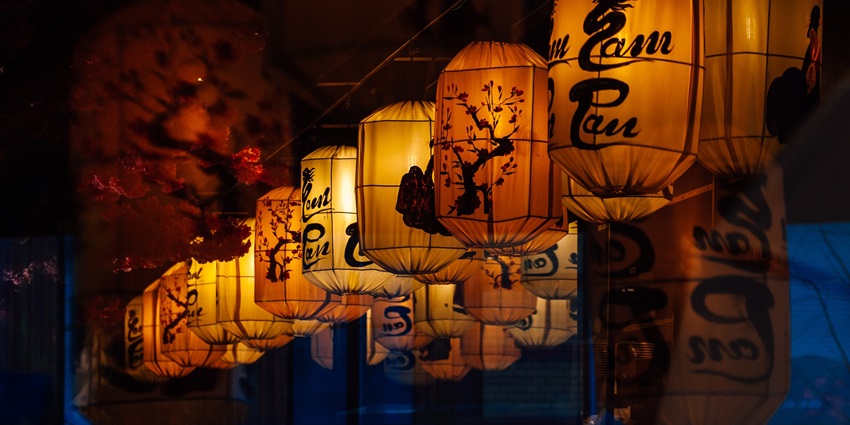 Tibetan lanterns hanged at restaurant, one of the best places to visit to enjoy nightlife in Manali